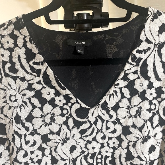 ALFANI- BLOUSE black with white flowers, V-neck blouse size L - Picture 5 of 6